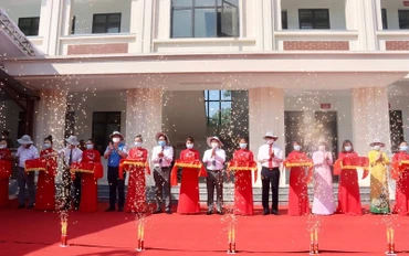 Các đại biểu cắt băng khánh thành Trạm y tế xã Vĩnh Lợi.