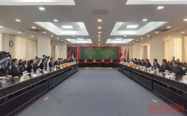 Hội đàm giữa hai đoàn đại biểu tại tòa thị chính Phnom Penh. (Ảnh: Nguyễn Hiệp)