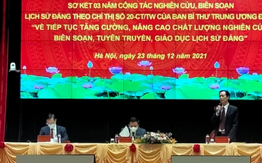Tại hội nghị.