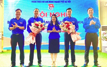 Các đồng chí Nguyễn Tiến Hưng và Đào Đức Việt (thứ 2 và 4 từ trái qua) nhận nhiệm vụ mới.
