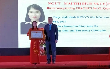 Bí thư Tỉnh ủy Thái Bình Ngô Đông Hải trao danh hiệu “Nhà giáo ưu tú” cho cô giáo Mai Thị Bích Nguyện.