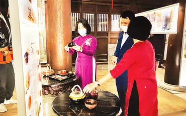 Các đại biểu tham quan mẫu thiết kế lấy cảm hứng từ truyền thống trong Tuần lễ Thiết kế Việt Nam tổ chức tại Văn Miếu-Quốc Tử Giám.