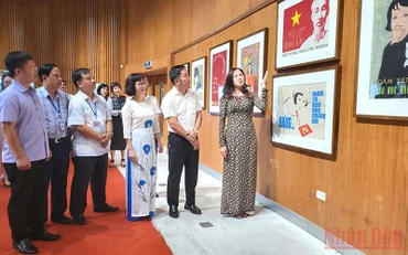 Triển lãm thu hút sự quan tâm của mọi người đến xem.