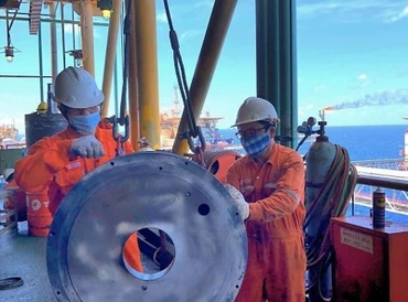 Người lao động Vietsovpetro trên công trình biển.