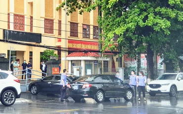 Các cán bộ Cơ quan điều tra (Viện Kiểm sát nhân dân tối cao) thực hiện nhiệm vụ tại Công an quận Đồ Sơn.