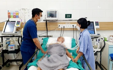 Bệnh nhân ngộ độc rượu ngâm rễ cây rừng đang nằm điều trị tại Bệnh viện Bạch Mai. 
