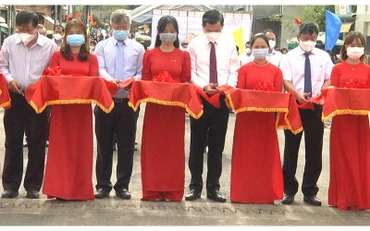 Lãnh đạo tỉnh Đồng Nai cắt băng thông xe cầu Thanh Sơn.