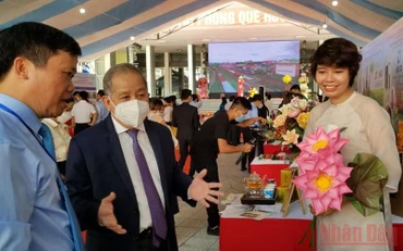 Lãnh đạo tỉnh và các ban, ngành tham quan các gian hàng trưng bày triển lãm sản phẩm.