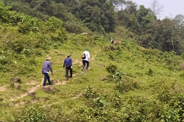 Đường từ bản Huồi Giáng 3 sang bản Thắm Hón vốn là đường mòn người dân đi thăm thân và sản xuất nương rẫy.