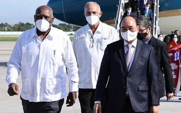 Chủ tịch nước Nguyễn Xuân Phúc tại sân bay quốc tế Jose Marti Habana. Ảnh TTXVN
