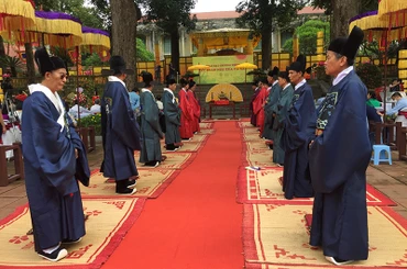 Tái hiện nghi lễ bách quan tề tựu để nhận quạt vua ban trong Tết Đoan Ngọ.