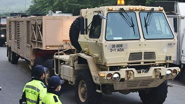 Quân đội Mỹ và Hàn Quốc vận chuyển các thiết bị của THAAD tới căn cứ Seongju. Ảnh: YONHAP