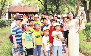Học sinh tham quan tìm hiểu về Văn Miếu - Quốc Tử Giám (ảnh chụp trước thời gian thực hiện giãn cách xã hội).