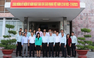 Đồng chí Nguyễn Trọng Nghĩa chụp ảnh lưu niệm với các nhà báo Tây Ninh.
