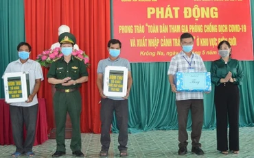 Lãnh đạo Bộ Chỉ huy Bộ đội biên phòng tỉnh Đắk Lắk tặng hòm thư tố giác xuất nhập cảnh trái phép và khẩu trang cho đại diện các thôn, buôn xã biên giới Krông Na.