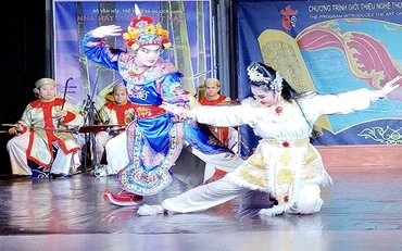Biểu diễn trích đoạn "Hồ Nguyệt Cô hóa cáo" tại buổi báo cáo chương trình Giới thiệu nghệ thuật tuồng với khán giả trẻ.