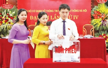 Các đại biểu bỏ phiếu bầu Ban Chấp hành Đảng bộ cơ quan Sở Thông tin và Truyền thông Hà Nội nhiệm kỳ 2020-2025. Ảnh: LÊ HẢI