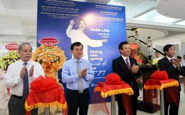 Cắt băng khai mạc triển lãm "Những tấm gương bình dị mà cao quý".