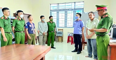 Cơ quan cảnh sát điều tra tống đạt các quyết định khởi tố bị can và bắt giam các đối tượng để điều tra về tội “Hủy hoại rừng”.