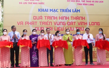 Khai mạc triển lãm “Quá trình hình thành và phát triển vùng đất Vĩnh Long qua tài liệu lưu trữ” sáng 27/4. 