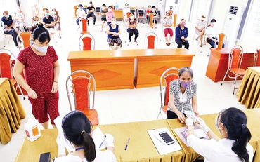 Phường Nguyễn Trãi (quận Hà Đông) tổ chức chi trả tiền hỗ trợ người dân theo Nghị quyết 68/NQ-CP. Ảnh: HOÀNG HIẾU