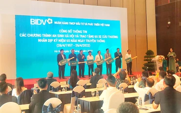 Đại diện các địa phương nhận biểu tượng tượng trưng xe cứu thương do BIDV trao tặng.