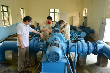 Kiểm tra vận hành trạm bơm nước sạch tại Công ty CP cấp nước Nghĩa Lộ.