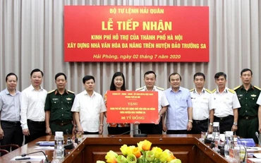 Đại diện TP Hà Nội trao kinh phí hỗ trợ xây dựng nhà văn hóa đa năng trên huyện đảo Trường Sa.
