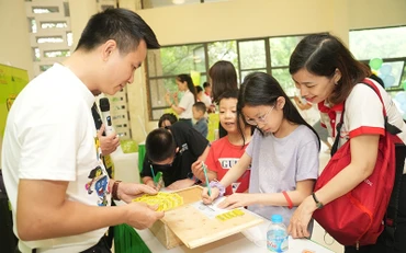 Vòng chung kết tranh tài của những thí sinh xuất sắc của cuộc thi “Bé giỏi Tiền hay 2022” trong ngày hội Cha-Ching.