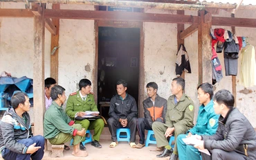 Công an xã Quảng Lâm (huyện Mường Nhé) vận động người bản Trạm Púng chấp hành các chủ trương, chính sách pháp luật. (Ảnh Báo Điện Biên)