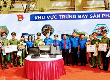 Khen thưởng những tác giả có công trình, sản phẩm sáng tạo. 