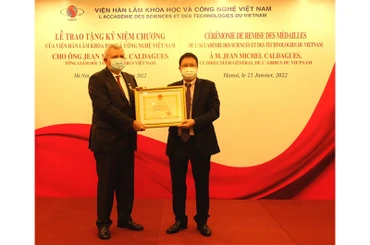 Giáo sư, Viện sĩ Châu Văn Minh, Chủ tịch Viện Hàn lâm Khoa học và Công nghệ Việt Nam trao Kỷ niệm chương cho ông Jean-Michel Caldagues.