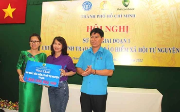 Trao sổ Bảo hiểm xã hội tự nguyện biểu trưng cho đoàn viên nghiệp đoàn. 