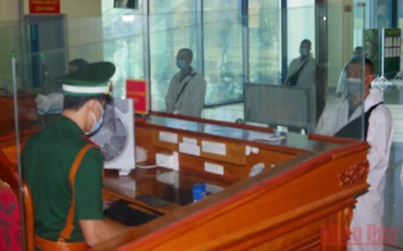Trạm kiểm soát biên phòng cửa khẩu quốc tế Hữu Nghị, Cao Lộc, Lạng Sơn làm thủ tục xuất nhập cảnh cho hành khách.