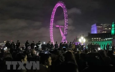 Người dân đón chào năm mới 2022 ở thủ đô London, Anh, ngày 1/1/2022. (Ảnh: THX/TTXVN)