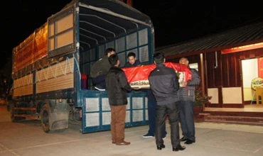 Chuyển hài cốt liệt sĩ quân tình nguyện và chuyên gia Việt Nam lên ô-tô về Việt Nam tại tỉnh Oudomxay, ngày 19-1.
