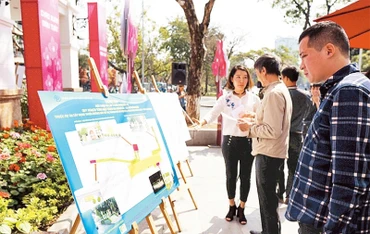 Người dân Thủ đô xem phương án Quy hoạch tổng thể mặt bằng xây dựng ga ngầm C9.
