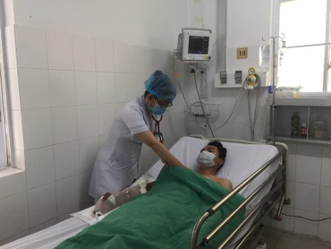 Bác sĩ thăm khám cho bệnh nhân N.V.T. bị rắn chàm quạp cắn.