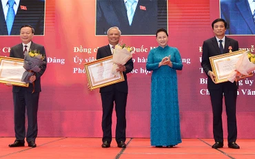 Chủ tịch QH Nguyễn Thị Kim Ngân trao Huân chương Lao động hạng nhất tặng các đồng chí lãnh đạo QH. Ảnh: QUANG HOÀNG