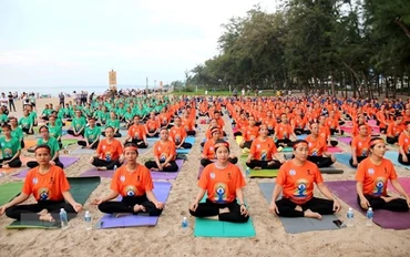 Biểu diễn Yoga tại bãi biển Đồi Dương, thành phố Phan Thiết nhân Ngày Quốc tế Yoga tại Bình Thuận năm 2022. (Ảnh: Nguyễn Thanh/TTXVN)