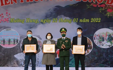 Bộ Chỉ huy Bộ đội Biên phòng tỉnh Sơn La tặng giấy khen cho các đơn vị, cá nhân đã đồng hành.