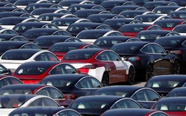 Xe ô-tô điện của Tesla tại cảng ở Southampton, Anh. (Ảnh: AFP/TTXVN)