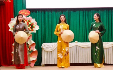 Hoạt động trình diễn áo dài truyền thống.