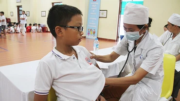 Khám sức khỏe định kỳ cho học sinh. 