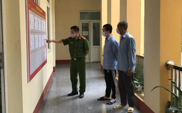 Cán bộ Trại tạm giam Công an tỉnh Bắc Kạn hướng dẫn, tuyên truyền cho người bị tạm giam, tạm giữ về công tác bầu cử.