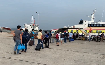 Đoàn cán bộ coi thi tốt nghiệp THPT năm 2021 làm thủ tục lên tàu ra đảo Phú Quý (Bình Thuận).