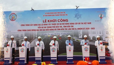 Lãnh đạo tỉnh và đơn vị thi công nhấn nút khởi công công trình Đại lộ Đông Tây.