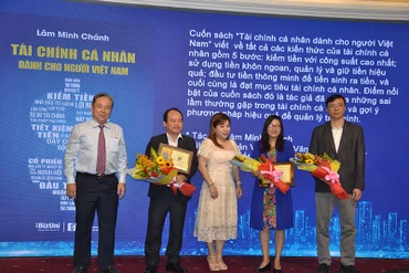 Trao giải cho cuốn sách Tài chính cá nhân dành cho người Việt Nam (NXB Văn hóa Văn nghệ TP Hồ Chí Minh, tác giả Lâm Minh Chánh, liên kết xuất bản BizUni).