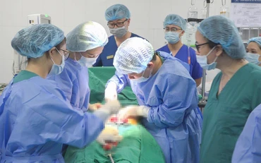 Các bác sĩ phẫu thuật cho sản phụ. 