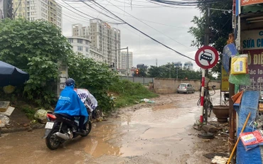 Đoạn đường ngõ 464 Âu Cơ xuống cấp nghiêm trọng. Ảnh: MINH NGHĨA